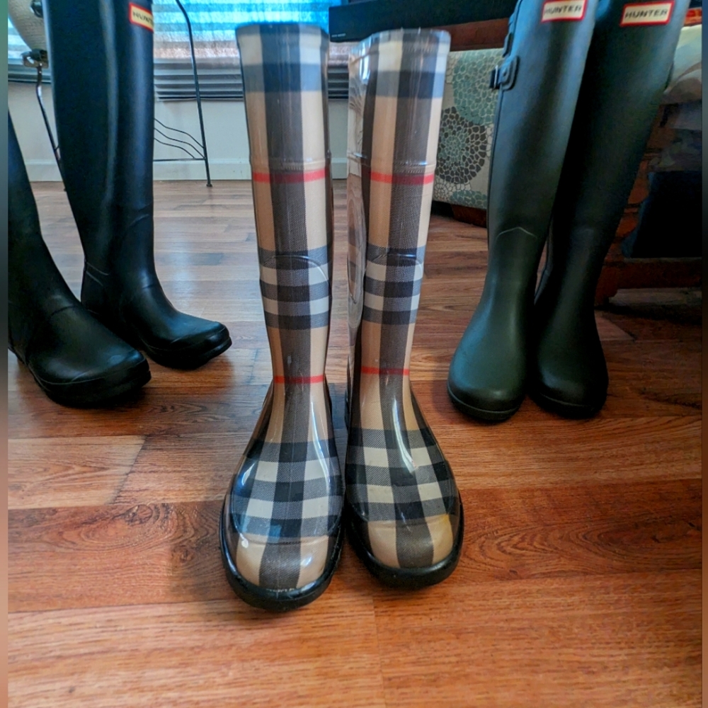 Like New!! BURBERRY Rain / Snow Boots